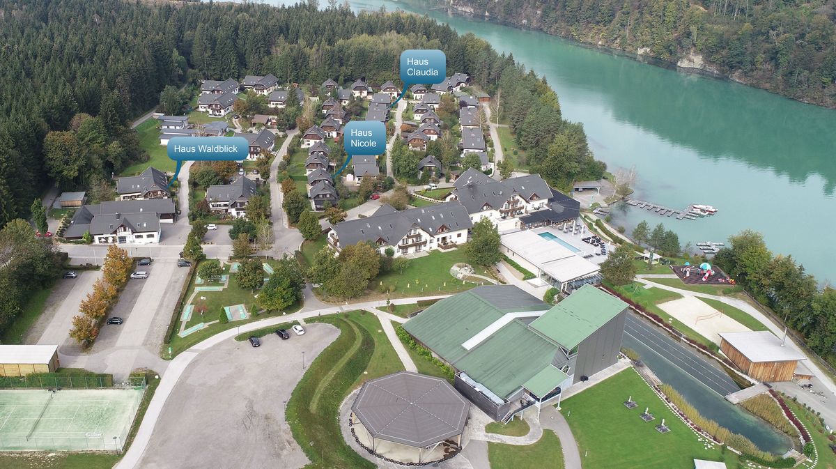 Hier auf dem Foto unser Haus "Waldblick" und unser beiden Ferienhäuser "Nicole" und "Claudia" aus der Vogelperspektive
